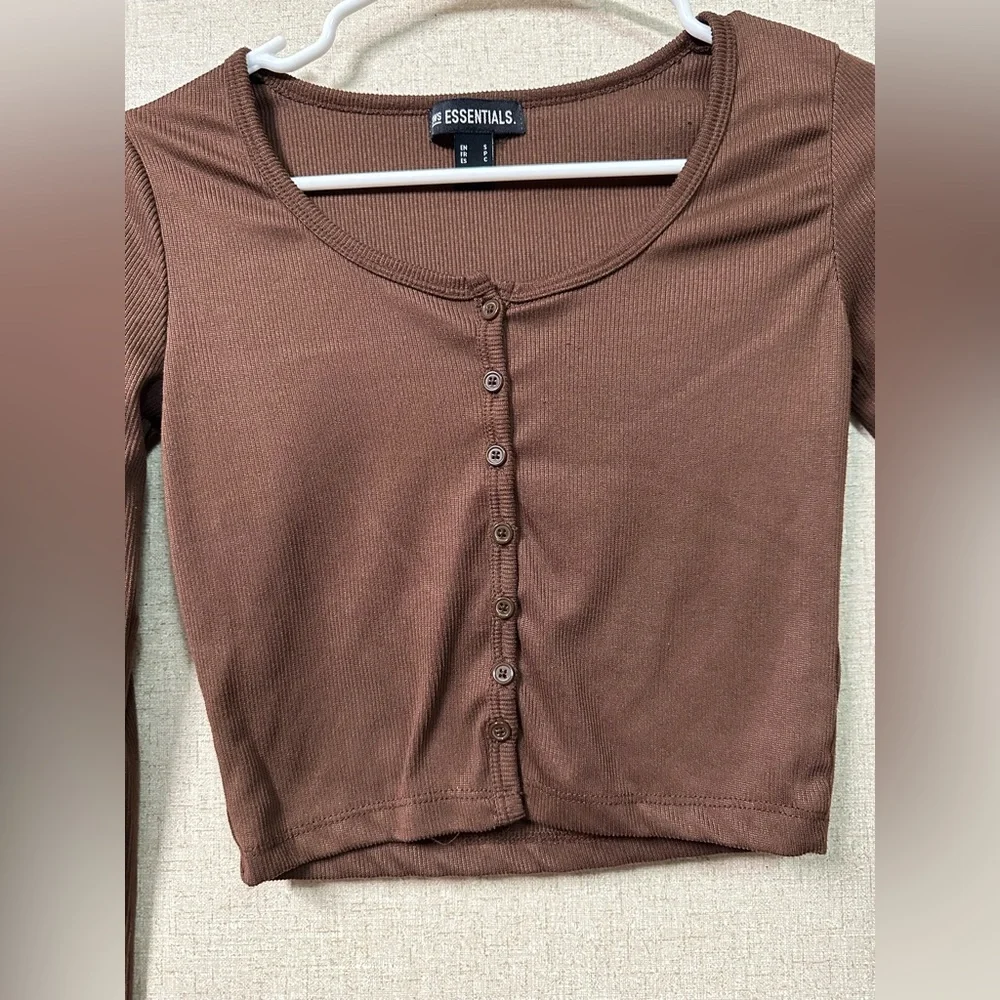 ESSENTIALS Women's Brown Ribbed Button-Front Crop Top - Picture 5 of 6
